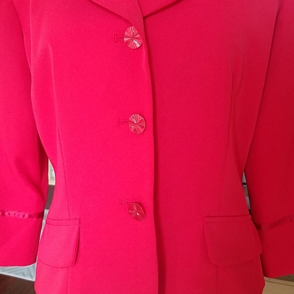 Red jacket - Picture 2 of 8